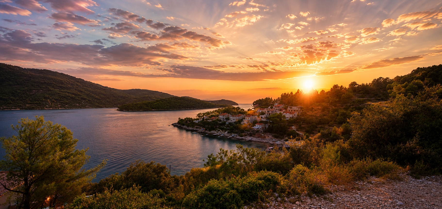 Stijene iznad Mikuline Luke pri zalasku, zapadna obala Korčule